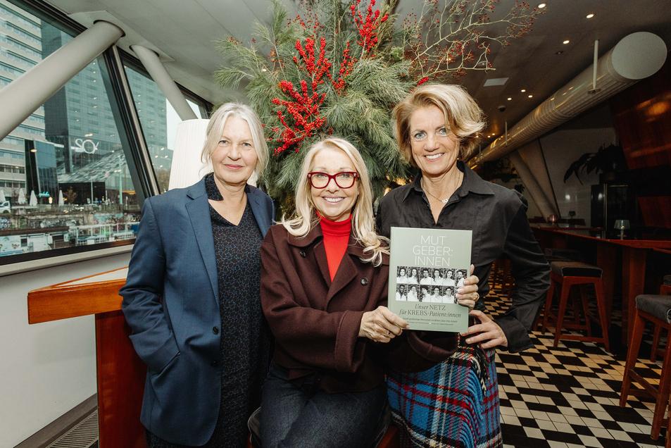 Starfotografin Sabine Hauswirth mit Verlegerin Uschi P&ouml;ttler-Fellner und Initiatorin Martina L&ouml;we